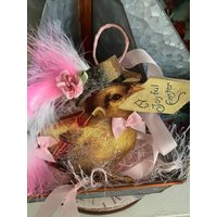Ostern Frühling Küken Mit Echtem Feder Ornamentzwei Lagen Von Hand Ausgeschnittendeutscher Glitzerrosa Ripsband-Schleifenoh Darling Ostern Frühling Küken Mit Echtem Feder Ornamentzwei Lagen Von Hand Ausgeschnittendeutscher Glitzerrosa Ripsband-Schleifenoh Darling von THEVELVETRABBIT