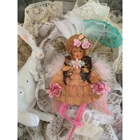 Schöne Tropfenförmige Chenille-Engelchen Mit Rosa Flügel Und Beinchen, Schleifenrosen Seidenblumensonnenschirm von THEVELVETRABBIT