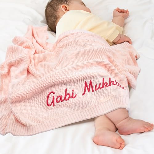 TICBIK Personalisierte Babydecke mit Namen Baumwolle, Strickdecke Baby Decke Neugeborenen Personalisiert, Babydecke Junge Mädchen Baby Geschenk Personalisiert Geschenke mit Namen TICBIK Personalisierte Babydecke mit Namen Baumwolle, Strickdecke Baby Decke Neugeborenen Personalisiert, Babydecke Junge Mädchen Baby Geschenk Personalisiert Geschenke mit Namen von TICBIK