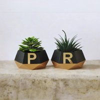 Schwarze Beton Pflanzgefäße Mit Goldstreifen - Individueller Spiegel Buchstabe Handgemachtes Premium Geschenk Innendekor Gratis Kerze Zementtopf Schwarze Beton Pflanzgefäße Mit Goldstreifen - Individueller Spiegel Buchstabe Handgemachtes Premium Geschenk Innendekor Gratis Kerze Zementtopf von TILSIMDESIGNART