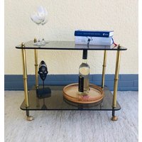 Sehr Schöner Filigraner Vergoldeter Servierwagen Aus Den 70Er Jahren Messing Und Rauchglas von TIMELESSandBEAUTIFUL