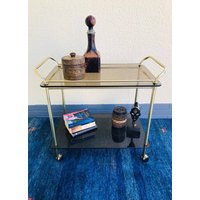 Sehr Schöner Vergoldeter Servierwagen Aus Den 70Er Jahren Messing Und Rauchglas von TIMELESSandBEAUTIFUL