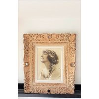 Antikes Gerahmtes Fotoportrait Einer Frau/Antikes Foto/Frauenfoto/Frauenportrait/Schwarz-Weiß-Foto/Porträt Antikes Gerahmtes Fotoportrait Einer Frau/Antikes Foto/Frauenfoto/Frauenportrait/Schwarz-Weiß-Foto/Porträt von TIROIRSETCAGIBIS