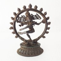 Vintage Messingskulptur Von Lord Shiva Als Tanzende Natraja, Dritter Gott Der Hindus, Dunkle Patina, Ht 23 X B 20 cm, Religiöses Wohndekor von IndianCollective