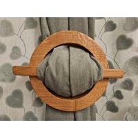 Vorhangspange, Raffhalter, Gardienenspange Aus Holz, Eiche, Esche, Kirsche, Zirbe, Handgemacht in Österreich Vorhangspange, Raffhalter, Gardienenspange Aus Holz, Eiche, Esche, Kirsche, Zirbe, Handgemacht in Österreich von TKHolzShop