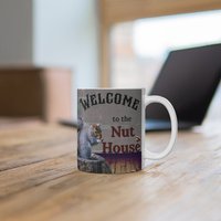 Willkommen Im Nusshaus Keramik Kaffeetasse 11Oz Größe, Personalisierte Nuss Haus Geschenk Becher, Tolle Nachricht Weihnachtsgeschenk von TLCGiftshopDesigns