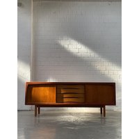 H.p. Hansen | Teakholz Anrichte Hergestellt in Dänemark Mid-Century H.p. Hansen | Teakholz Anrichte Hergestellt in Dänemark Mid-Century von TLSMNFurniture