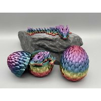 Baby Mond Drache Mit Ei in Regenbogenfarben Baby Mond Drache Mit Ei in Regenbogenfarben von TM3DZone