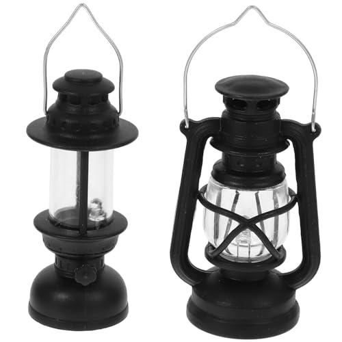 TOBBOMEY 2 Stück Miniatur Kerosinlampe Retro Puppenhaus Dekoration Miniatur Öllampe Innenraum Ornament für DIY Basteln und Mini Landschaften Detailreiche Vintage Metalllampen für Festtags TOBBOMEY 2 Stück Miniatur Kerosinlampe Retro Puppenhaus Dekoration Miniatur Öllampe Innenraum Ornament für DIY Basteln und Mini Landschaften Detailreiche Vintage Metalllampen für Festtags von TOBBOMEY