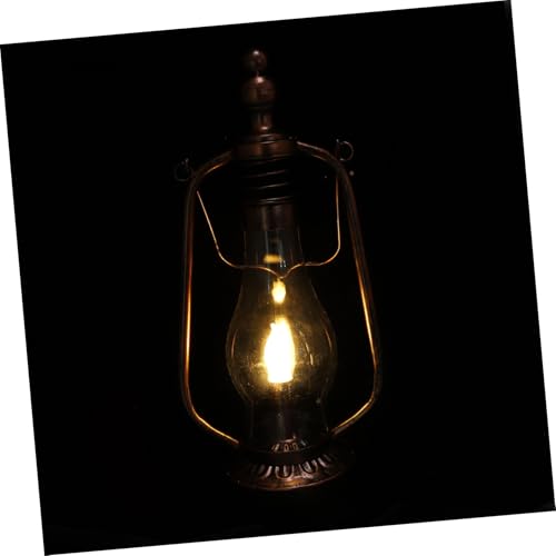 TOBBOMEY Retro Style LED Öllampe Handlaterne aus Eisen mit Tragegriff Flammenlose Wand Hängelampe für Wohn Gartendekoration Romantische Atmosphäre Batteriebetrieben Vintage Deko Geschenk TOBBOMEY Retro Style LED Öllampe Handlaterne aus Eisen mit Tragegriff Flammenlose Wand Hängelampe für Wohn Gartendekoration Romantische Atmosphäre Batteriebetrieben Vintage Deko Geschenk von TOBBOMEY