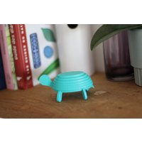 Kleine Dekorative 3D-Holzschildkröte „Ruhe Und Wille" Kleine Dekorative 3D-Holzschildkröte „Ruhe Und Wille" von TOITOIDesign