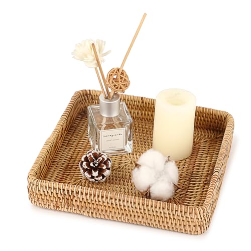 TOLIDA Rattan Tablett, Gewebtes Serviertablett, Natürliches Tablett Dekoratives Aufbewahrungskorb für Fernbedienung, Schlüssel, Aroma,Armbänder, Ohrringe kleine Gegenstände als Geschenk 21x21x4.5cm von TOLIDA