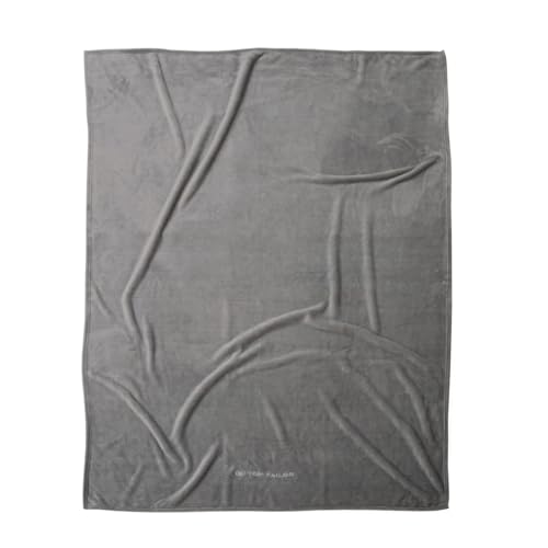 TOM TAILOR Wellsoft Decke, 150x200 cm, 100% Polyester/ Wellsoft, gesäumt mit Logostickerei, WELLSOFT BLANKET Grau (Moody Grey) von TOM TAILOR