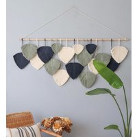 Breites Makramee Blatt Wandbehang Navy, Salbei, Creme Boho Decor von TOMRISDECO