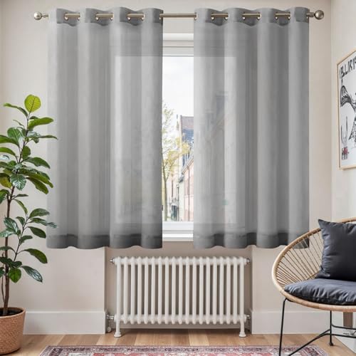 TOPICK Gardine Voile Vorhang Kurz Mit Ösen Sheer Vorhänge Transparent Gaze Paarig Ösenschals für Wohnzimmer Schlafzimmer Küche 175 cm x 140 cm(HxB) 2er - Set Grau von TOPICK