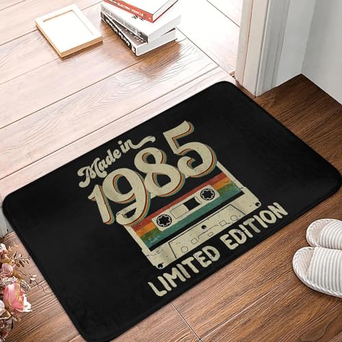 TPDODON Hergestellt im Jahr 1985 Limitierte Auflage Geburtstags-Fußmatte für die Vordertür rutschfest saugfähig für den Innenbereich für Garten Garage Eingangsbereich Teppich-20x32 inch TPDODON Hergestellt im Jahr 1985 Limitierte Auflage Geburtstags-Fußmatte für die Vordertür rutschfest saugfähig für den Innenbereich für Garten Garage Eingangsbereich Teppich-20x32 inch von TPDODON