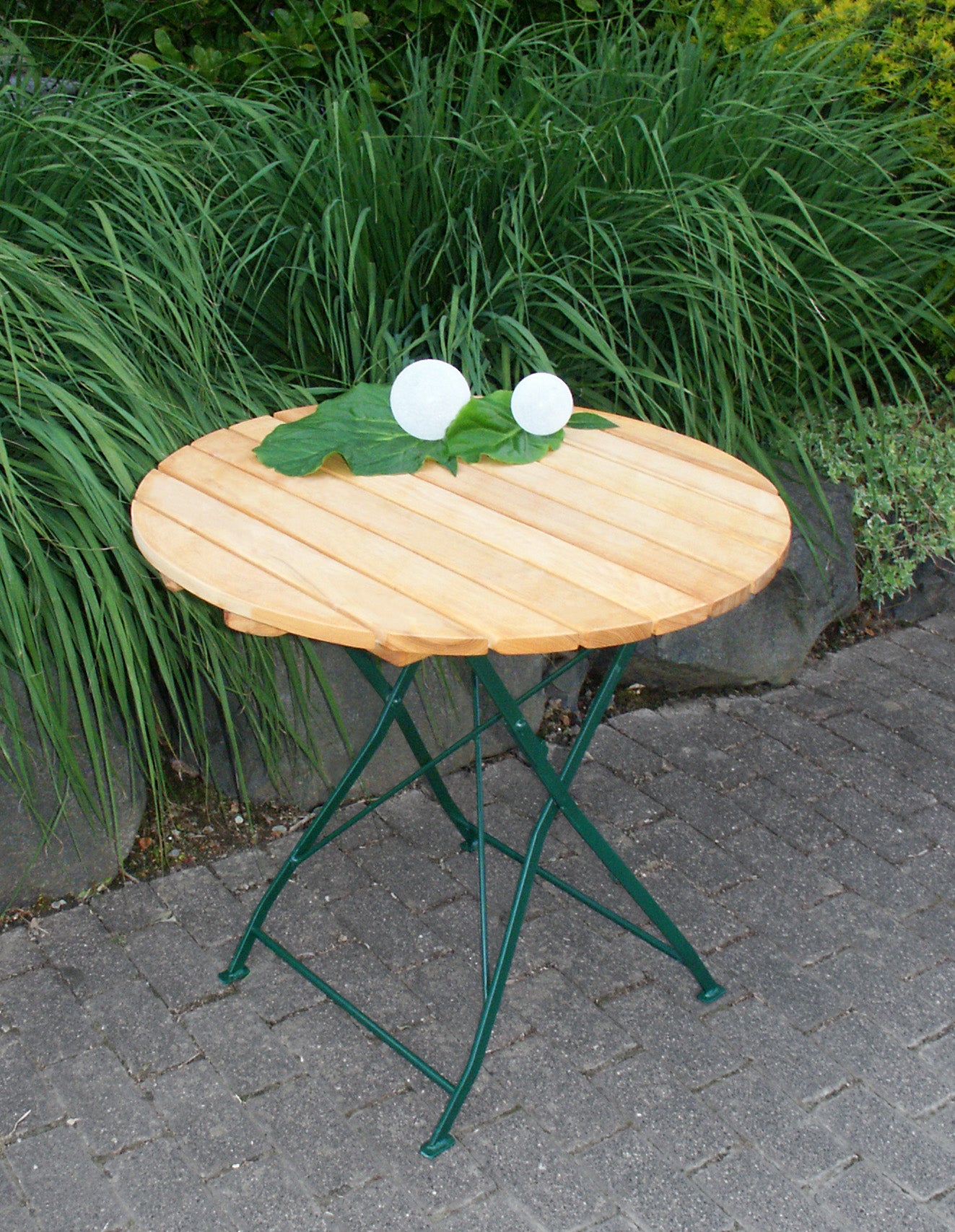 TPFGarden® Klapptisch BAD BELZIG aus Robinienholz 77 cm rund, Stahlgestell Grün von TPFGarden