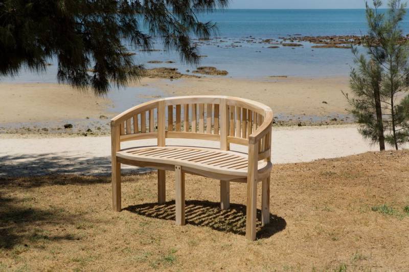 TPFGarden Gartenbank TEAKA - Gartenlounge Bank aus unbehandeltem Teakholz (Hochwertige Holzbank in Bananenform - Belastbarkeit: 250 kg, 1-St., Witterungsbeständige und langlebige Teakholzbank), Teakholz Bank - Maße (BxHxT): 150x87x61 cm - Sitzhöhe: 45 cm von TPFGarden