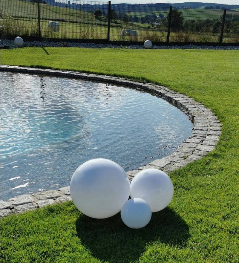 TRANGO LED Gartenleuchte, 3er Set 202530WB IP65 Gartenkugel in Weiß matt mit 20/25/30cm Durchmesser SNOW Kugelleuchte inkl. je 1x 4 Watt E27 LED Leuchtmittel & je ca. 5 Meter IP44 Kabel, Gartenleuchte, Leuchtkugel von TRANGO