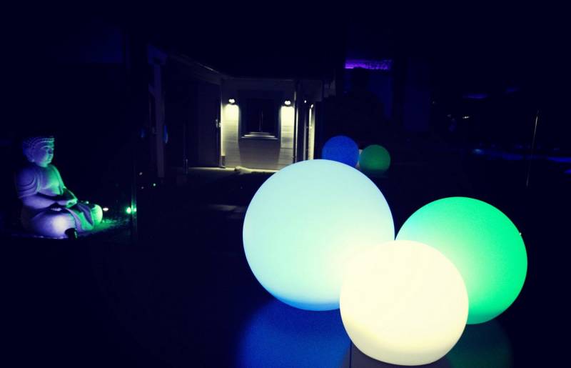 TRANGO LED Gartenleuchte, Farbwechsel, 3er Set SO-202025 IP44 LED-Solarleuchte in 20-20-25cm Durchmesser Weiß matt mit 3000K warmweiß LED & RGB Farbwechsel LED *SNOWY* Solarkugel Leuchtkugel, Außenleuchte, Kugellampe, Gartenleuchte, Außenleuchte, Kugellampe, Gartenleuchte von TRANGO