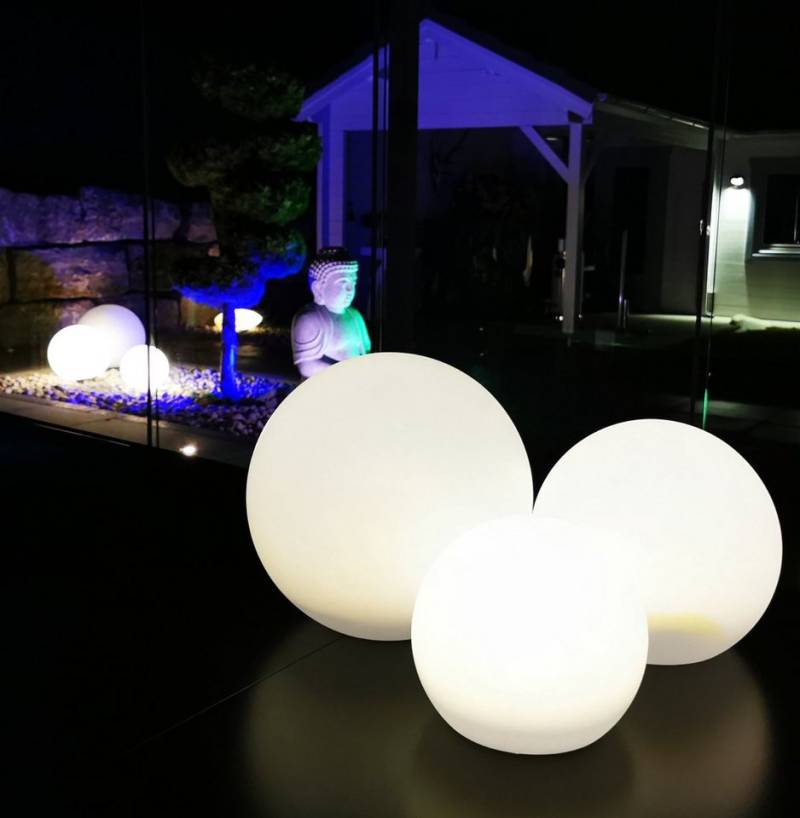 TRANGO LED Gartenleuchte, RGB Farbwechsel, 3er Set SO-202030 IP44 LED-Solarleuchte in 20-20-30cm Durchmesser Weiß matt mit 3000K warmweiß LED & RGB Farbwechsel LED *SNOWY* Solarkugel Leuchtkugel, Außenleuchte, Kugellampe, Gartenleuchte von TRANGO