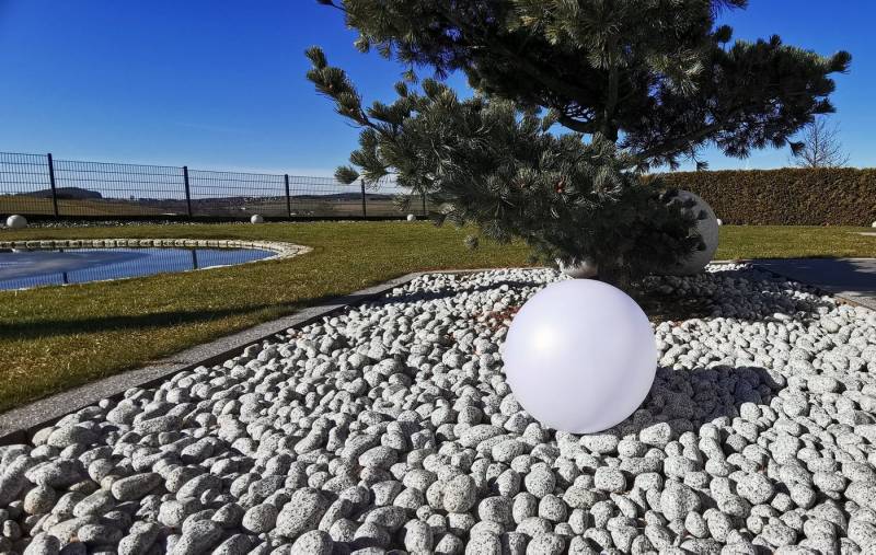 TRANGO LED Kugelleuchte, Farbwechsel, 1er Set SO-001 IP44 LED Solarleuchte in 20cm Durchmesser Weiß matt mit 3000K warmweiß LED & RGB Farbwechsel LED *SNOWY* Solarkugel Leuchte Leuchtkugel, Außenleuchte, Kugellampe, Gartenleuchte von TRANGO