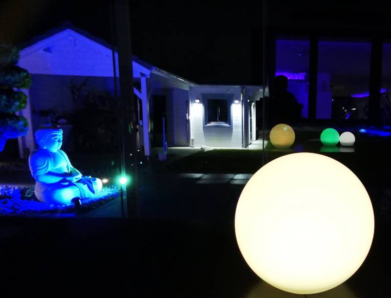 TRANGO LED Kugelleuchte, Farbwechsel, 1er Set SO-002 IP44 LED-Solarleuchte in 25cm Durchmesser Weiß matt mit 3000K warmweiß LED & RGB Farbwechsel LED *SNOWY* Solarkugel Leuchte Leuchtkugel, Außenleuchte, Kugellampe, Gartenleuchte von TRANGO
