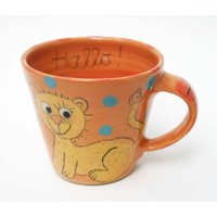 Kindertasse Löwe/ Fröhliche Keramiktasse Mit Löwenmotiv/Spülmaschinenfest/ Keramik-Tasse/Keramik-Becher/Handgemachter Becher/ Deutschland von TRAUMKERAMIK