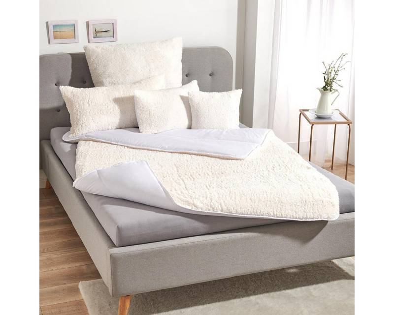 TRAUMSCHLAF Kunstfaserbettdecke Teddy Flausch, Füllung: 100% Polyester, Bezug: 100% Polyester, angenehm kuschelig TRAUMSCHLAF Kunstfaserbettdecke Teddy Flausch, Füllung: 100% Polyester, Bezug: 100% Polyester, angenehm kuschelig von TRAUMSCHLAF