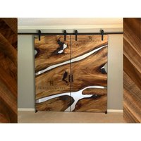 Benutzerdefinierte Live Edge Epoxidharz Fluss Scheunenschiebetür | Handgefertigt in Ct Usa von TRCustomWoodcrafts