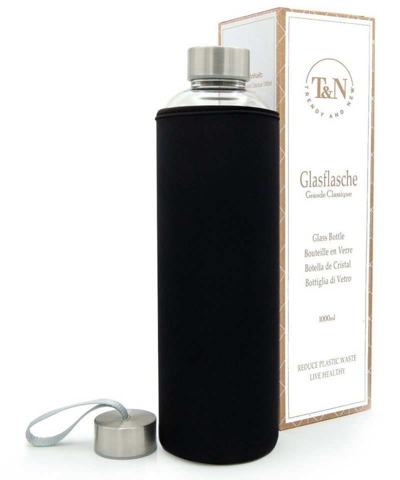 TRENDY AND NEW Trinkflasche T&N Glasflasche Grande Classique 1 Liter, Trinkflasche Glas 1l für Kohlensäure geeignet, Wasserflasche auslaufsicher mit 2x Edelstahl Deckel (mit und ohne Trageriemen) und Neoprenhülle, Glastrinkflasche aus dickerem Borosilikatglas, Schlankes Design von TRENDY AND NEW