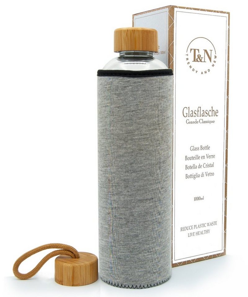 TRENDY AND NEW Trinkflasche T&N Glasflasche Grande Classique 1 Liter, Trinkflasche Glas 1l für Kohlensäure geeignet, Wasserflasche auslaufsicher mit 2x Edelstahl Deckel (mit und ohne Trageriemen) und Neoprenhülle, Glastrinkflasche aus dickerem Borosilikatglas, Schlankes Design von TRENDY AND NEW