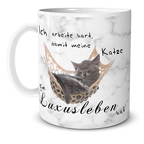 TRIOSK Teebecher Katze Luxusleben lustig mit Spruch Ich arbeite hart Katzenmotiv Geschenk für Katzenliebhaber Frauen Freundin Büro Kollegin, Keramik 330ml von TRIOSK