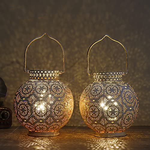 TRIROCKS Set von 2 Marokkanischen Stil Metall Tischlampe 18cm H Batteriebetriebene Kabellose Lampe mit LED-Lichterkette Birne Aussenlampe für Wohnzimmer Garten Yard Tischplatte Drinnen Draußen (Weiß) von TRIROCKS