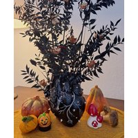 Black Heart Vase With Preserved Flowers - Handmade Gothic Halloween Decoration | Flower Ship By Trivonuschi von TRIvonUSCHI