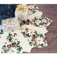 Gesteppter Weihnachtsbaumrock Mit Weihnachtssternen - Voller Größe Oder Mini-Baumrock, Farboptionen von TSDesignsUS