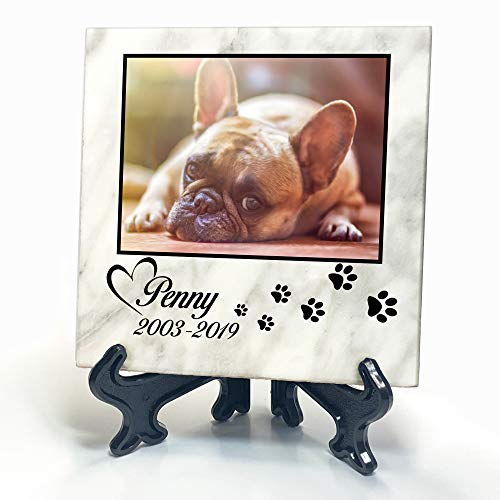 TULLUN Individueller Personalisierter Weißer Natur Marmor Gedenkstein + Ständer für Hunde, Katze und andere Haustiere - Größe 10 x 10 cm - Foto und Pfotenabdruck von TULLUN