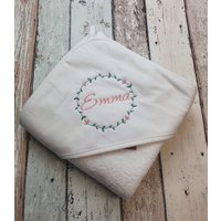 Baby Badetuch, Kapuzenbadetuch 100x100, Personalisiert Kranz von TaLasTraumland