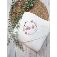 Baby Kinder Badetuch, Kapuzenbadetuch 100x100, Personalisiert Blumenkranz von TaLasTraumland