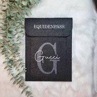 Equidenpass Hülle Filz Personalisiert Mit Dem Namen Deines Pferdes von TaLasTraumland