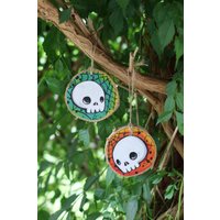 Halloween Ornamente, Set Aus Zwei Handbemalten Holzscheiben Halloween Ornamente, Set Aus Zwei Handbemalten Holzscheiben von TabbyWorkshop