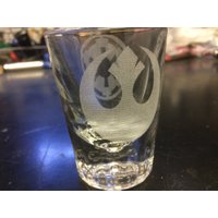 Laser Geätzt 2 Unze. Schnapsglas Laser Geätzt 2 Unze. Schnapsglas von TabletopEnvy