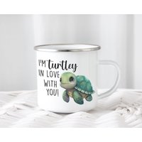 Bedruckte Emaille Tasse Mit Schildkröte Und Spruch I'm Turtley in Love With You Geschenk Valentinstag von TachinedasCreative