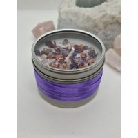 Duftkerze Rose in Metalldose Mit Amethyst Edelsteinen Und Echten Rosenblüten Aus 100% Natürlichem Sojawachs von TachinedasCreative