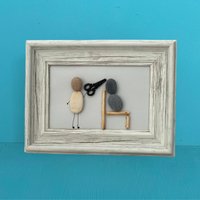 Gerahmter Kieselstein, Kunstgeschenk Für Friseur, Einzigartiges Weiß Getünchtes Rahmen-Kieselstein-Kunstgeschenk Friseursalon-Wanddekoration von Tadpoletoadstools