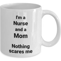 Nurse & Mom Kaffeebecher Lustige Geschenkidee Für Krankenschwester Mutter Chef Mitarbeiter Frau Mann von TahomaVistaFiberMill
