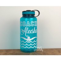 Swim Coach 34 Oz. Personalisierte Wasserflaschen von TakingItPersonallyAZ