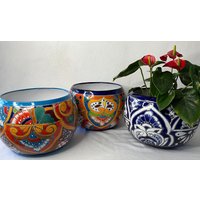 Ein Farbenfroher Runder Blumentopf von TalaveraPotteryArt