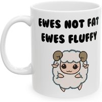 Niedliche Schaf-Becher-Geschenk Mutterschafe Nicht Fette Flauschige Lustige Punny Wortspiel Entzückende Becher Niedliche Schaf-Becher-Geschenk Mutterschafe Nicht Fette Flauschige Lustige Punny Wortspiel Entzückende Becher von Taleandtaylor