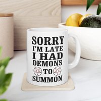 Sorry I'm Late I Had Demons To Summon Becher Geek Buch Bücherwurm Goth Geschenk Magie Lustige Meme Fantasy von Taleandtaylor
